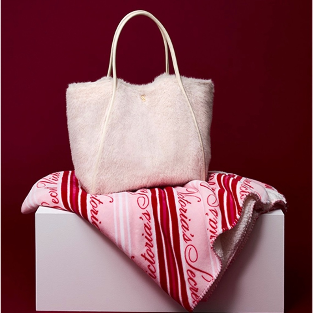 Victoria’s Secret VS Cozy-Fleece Blanket and Faux-Fur Tote Duo White/Peppermint